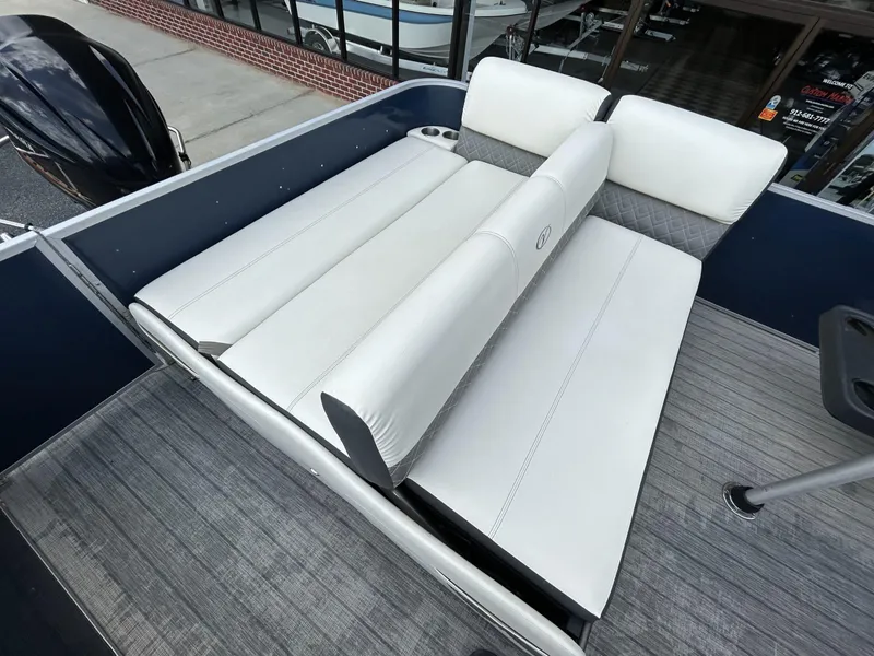 Slide: The Image of Veranda VP22VLC 2020 pontoon boat with white seating area. - 5