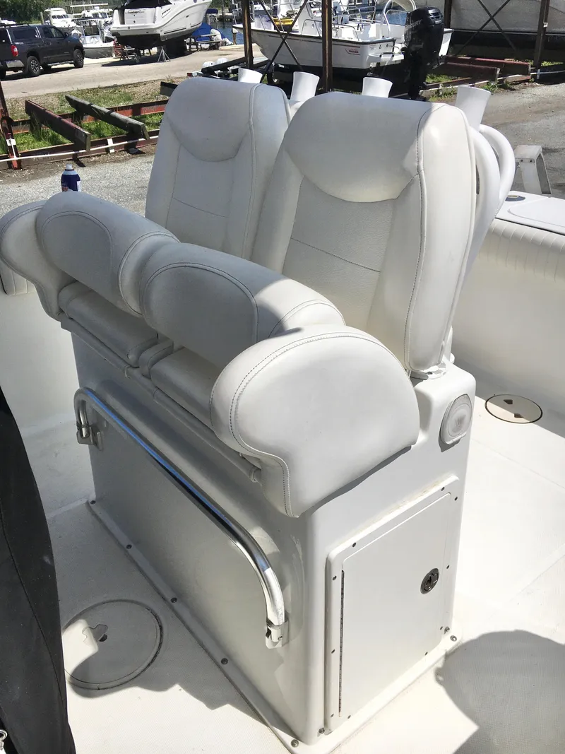 Slide: The Image of 2014 Sea Hunt Gamefish 25 boat with white cushioned seating. - 9