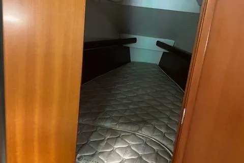 Slide: The Image of Cabin interior of 2006 Beneteau Oceanis Clipper 323 sailboat with quilted mattress. - 13