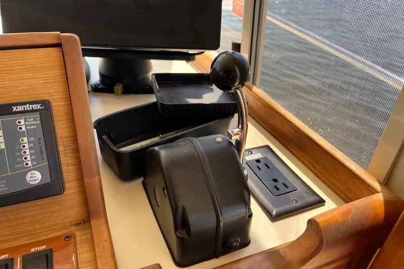 Slide: The Image of Mainship 400 Trawler 2005 - 52