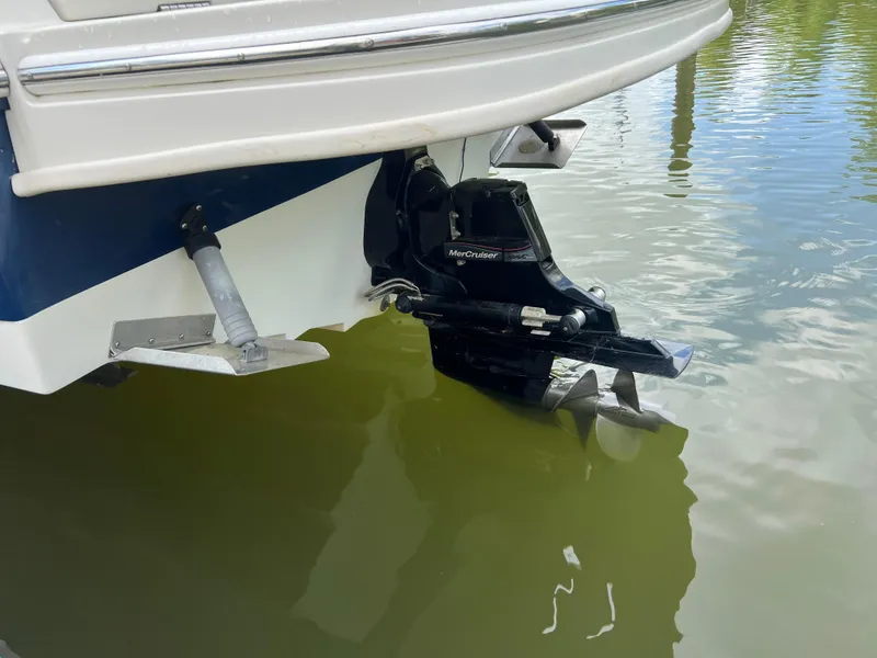 Slide: The Image of 2010 Sea Ray 280 Sundeck boat with MerCruiser outdrive in water. - 5