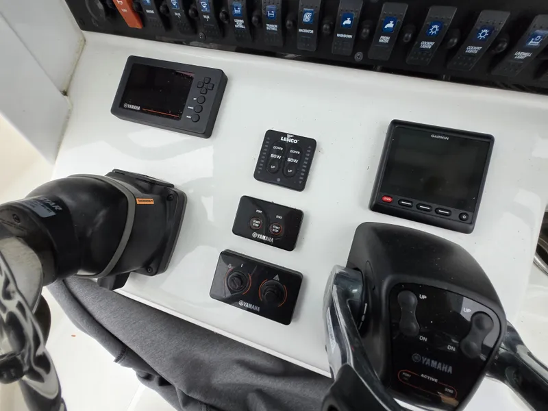Slide: The Image of Control panel of a 2020 Sea Hunt Gamefish 25 boat with Yamaha equipment. - 15