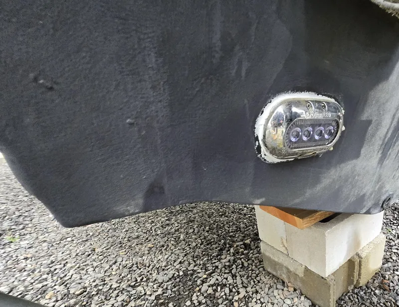 Slide: The Image of 2020 Sea Hunt Gamefish 25 boat hull with underwater light on gravel. - 27