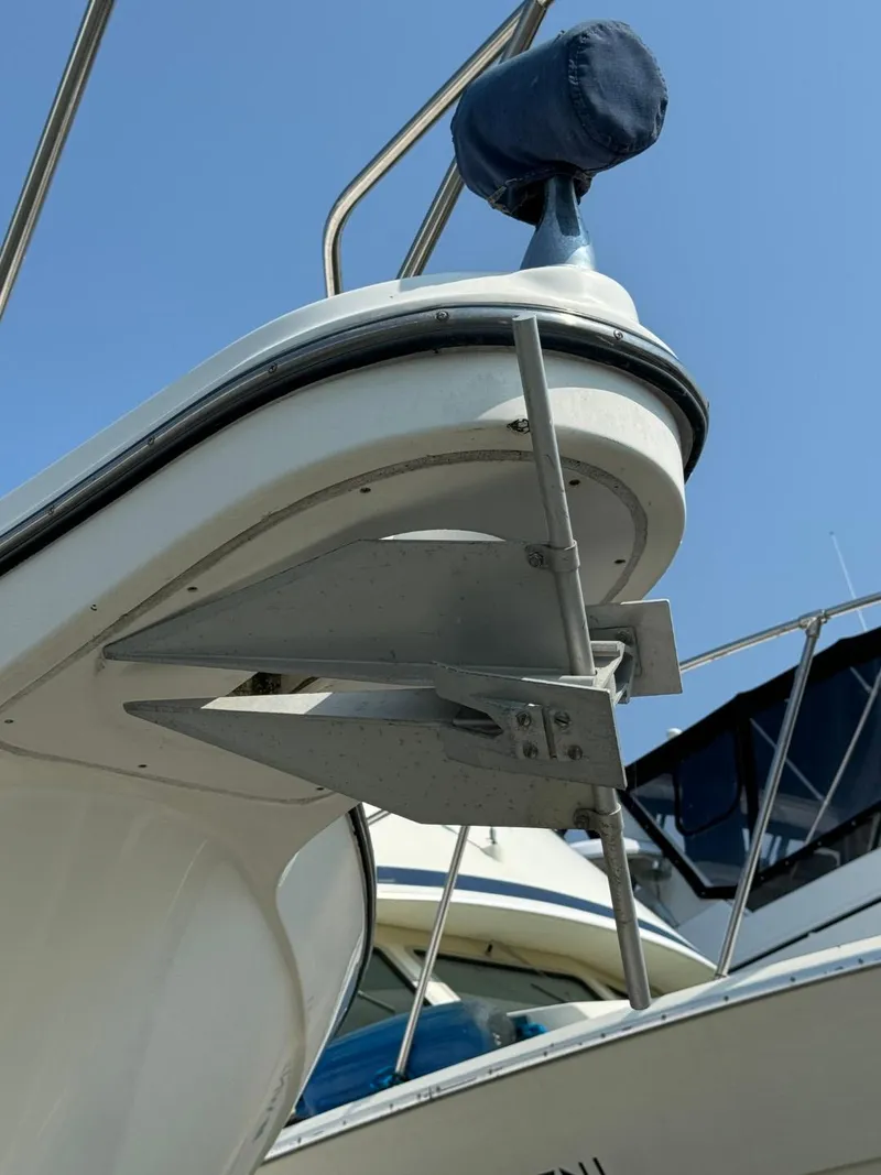 Slide: The Image of 2006 Maxum 3300 SE boat anchor detail with clear blue sky background. - 4
