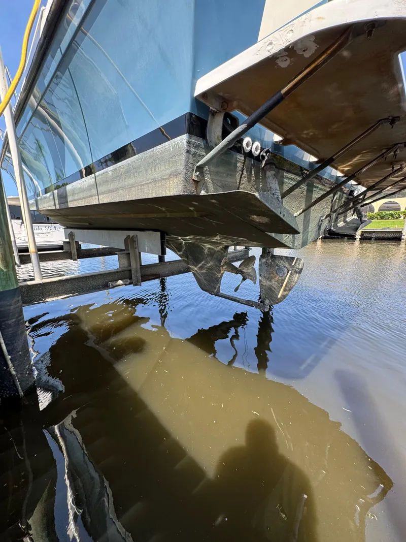 Slide: The Image of 1996 Albin Tournament Express boat hull and propeller above water. - 32