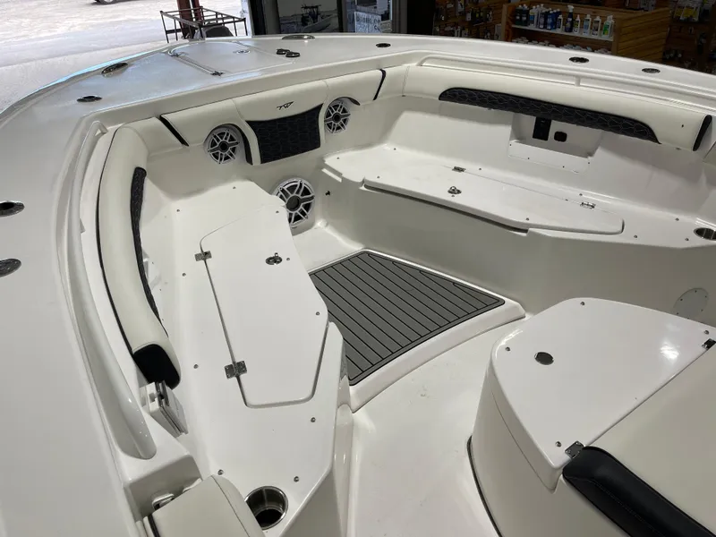 Slide: The Image of Tidewater 272 LXF 2025 - 17