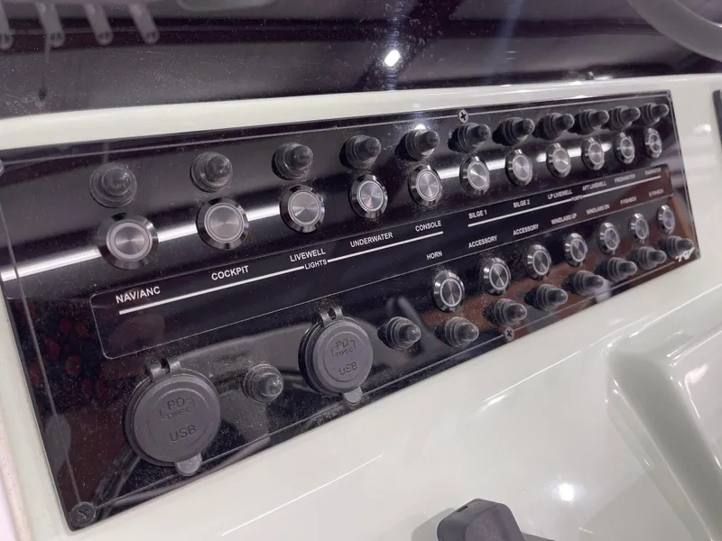 Slide: The Image of Tidewater 272 LXF 2025 - 25