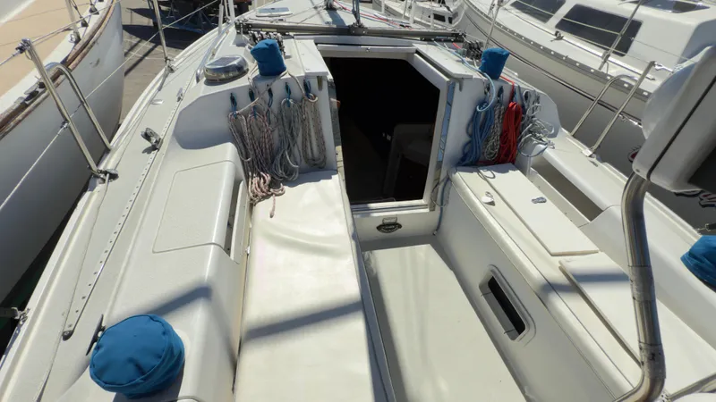 Slide: The Image of 1998 Catalina 28 MkII sailboat cockpit with ropes and open cabin entrance. - 18