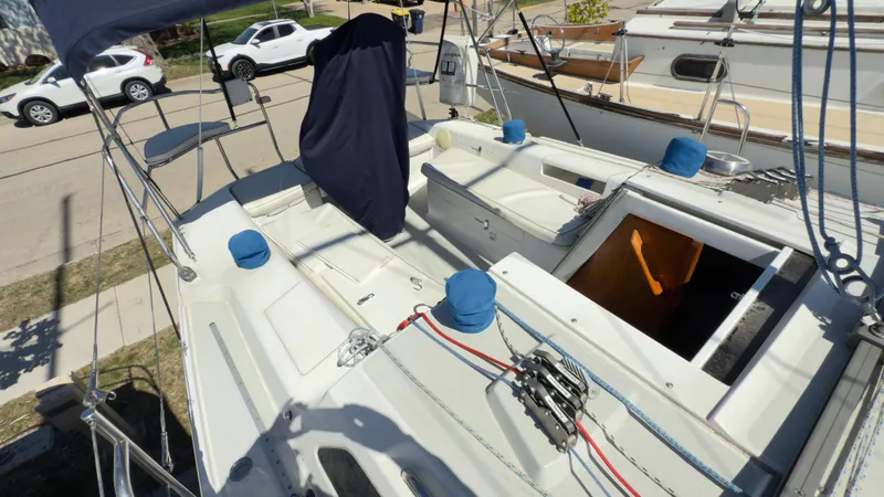 Slide: The Image of 1998 Catalina 28 MkII sailboat cockpit with open hatch and covered wheel. - 7