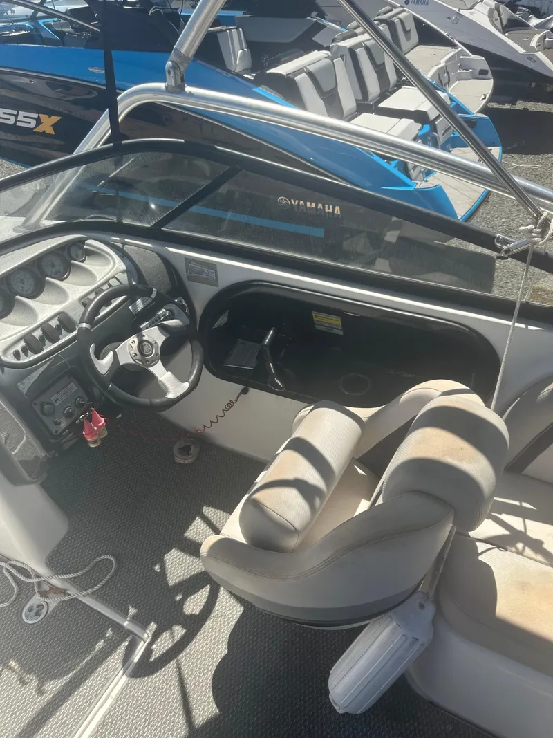 Slide: The Image of 2010 Yamaha Boats 212SS cockpit with steering wheel and seating. - 21