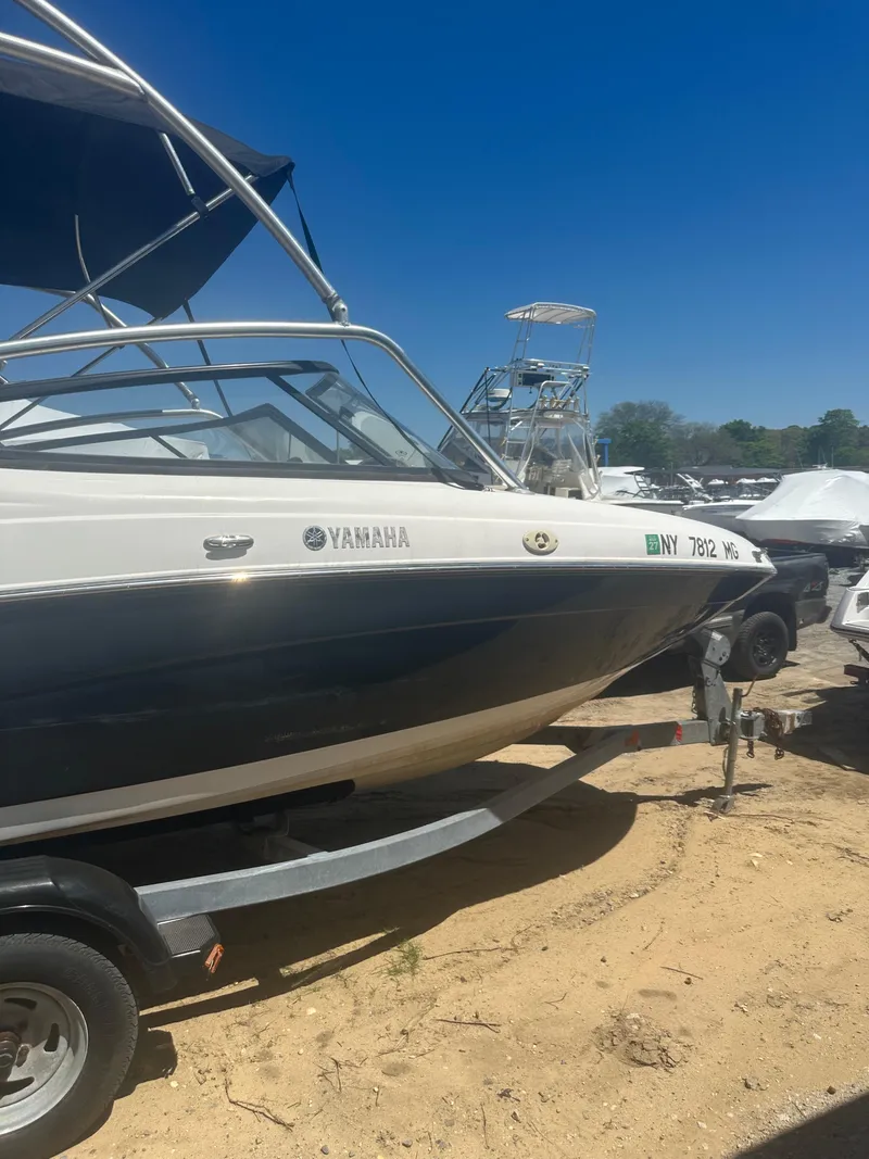 Slide: The Image of 2010 Yamaha Boats 212SS on trailer under clear blue sky. - 4