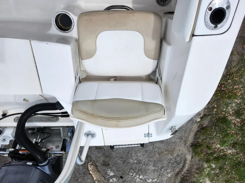 Slide: The Image of 2018 Robalo R180 Center Console boat seat and engine detail. - 9