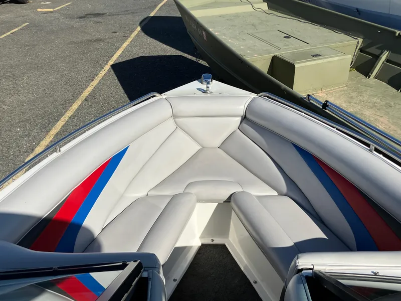 Slide: The Image of 1993 MasterCraft Prosport 205 boat interior with white, red, and blue seating. - 6