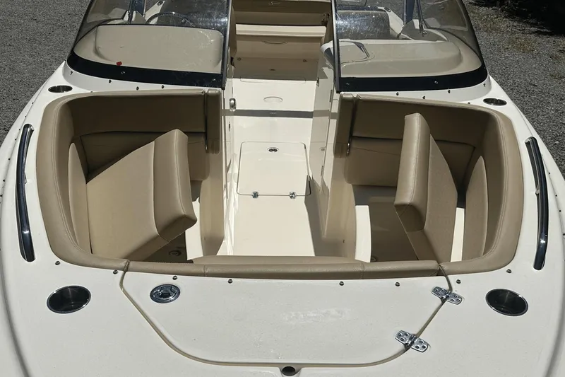 Slide: The Image of Scout 215 Dorado 2021 - 9