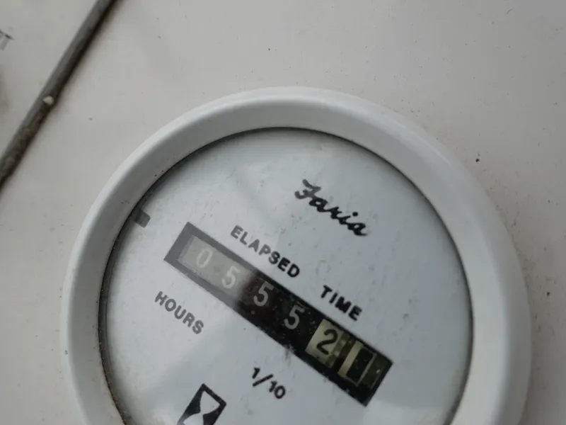 Slide: The Image of Faria elapsed time gauge showing 555.2 hours on a 1998 Mainship 31 Sedan Bridge. - 8
