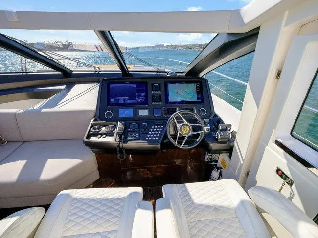 Slide: The Image of Das Cockpit der Sunseeker Predator 74 von 2018 zeigt moderne Navigationssysteme und luxuriöse Sitze. - 53