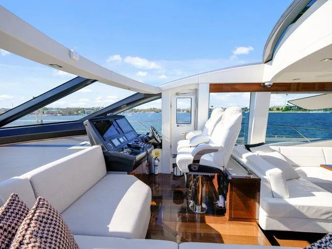 Slide: The Image of Das Bild zeigt das Cockpit einer Sunseeker Predator 74 von 2018 mit luxuriösen Sitzen und modernem Design. - 51