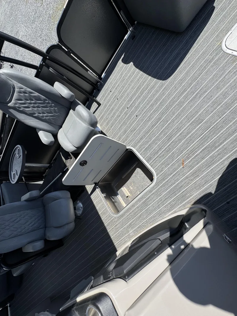 Slide: The Image of Premier ESCALANTE 330 2025 - 10