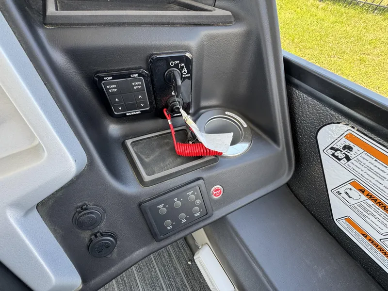 Slide: The Image of Premier ESCALANTE 330 2025 - 15