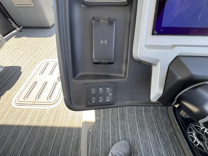 Slide: The Image of Premier ESCALANTE 330 2025 - 16