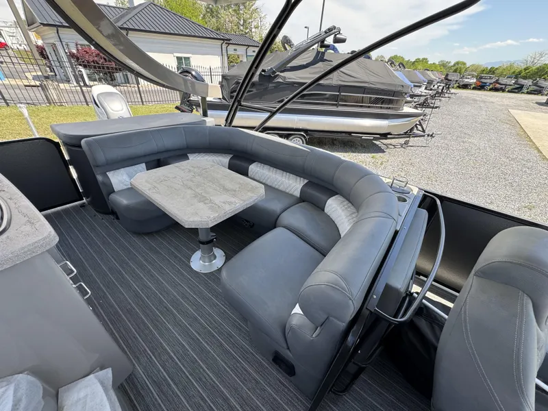 Slide: The Image of Premier ESCALANTE 330 2025 - 18