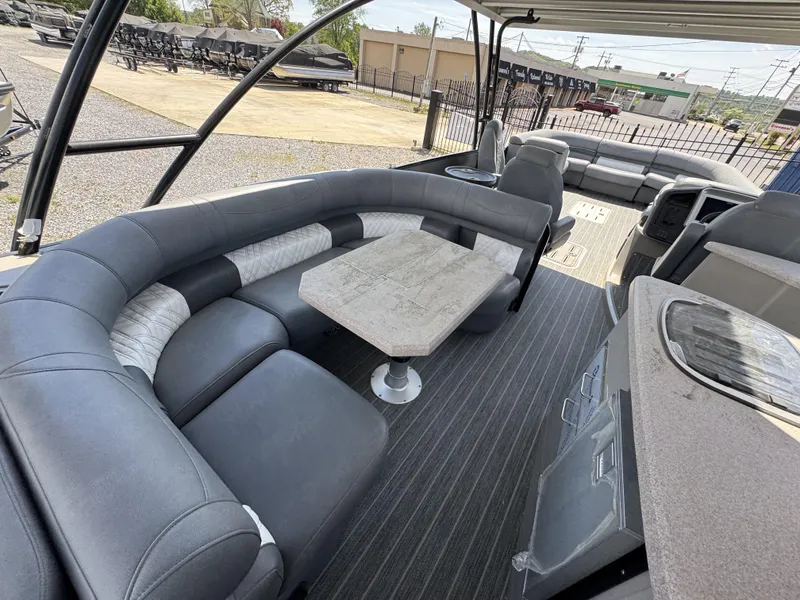 Slide: The Image of Premier ESCALANTE 330 2025 - 23