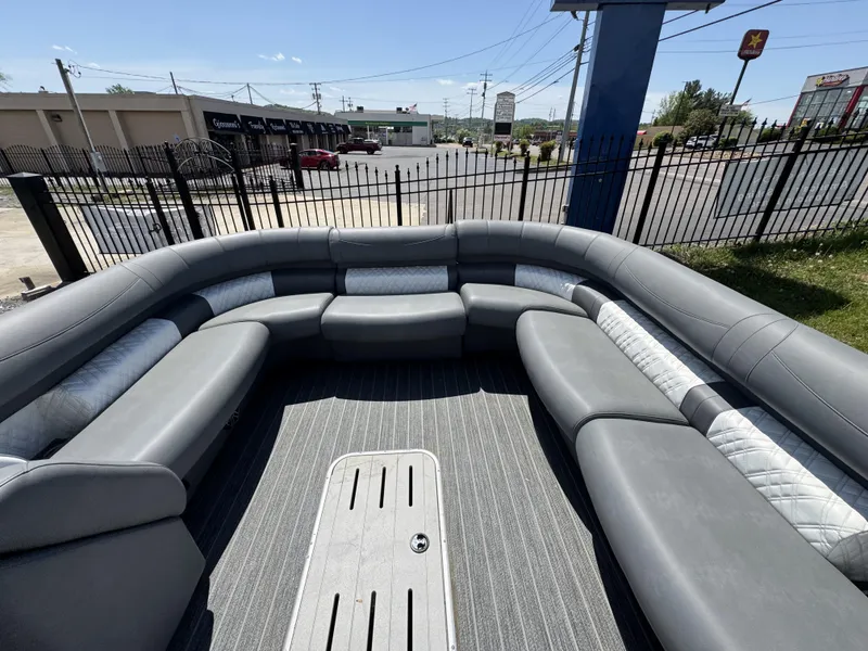 Slide: The Image of Premier ESCALANTE 330 2025 - 33