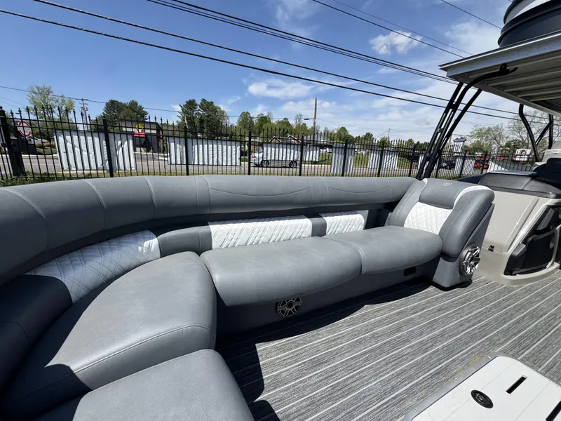 Slide: The Image of Premier ESCALANTE 330 2025 - 7