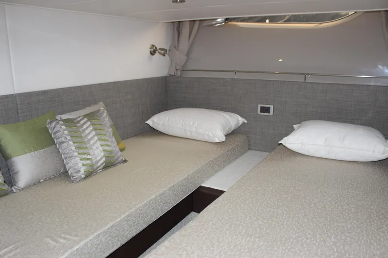 Slide: The Image of Sea Ray 400 Sundancer 2017 - 55