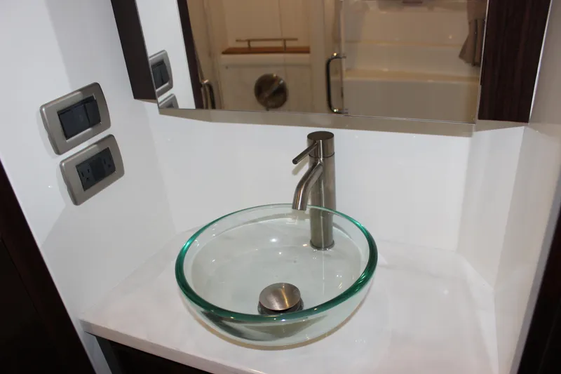 Slide: The Image of Sea Ray 400 Sundancer 2017 - 61