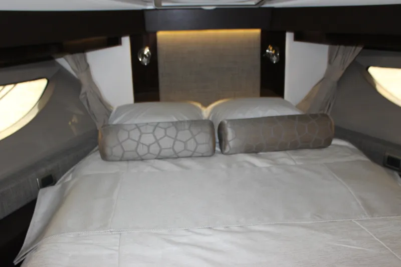 Slide: The Image of Sea Ray 400 Sundancer 2017 - 62