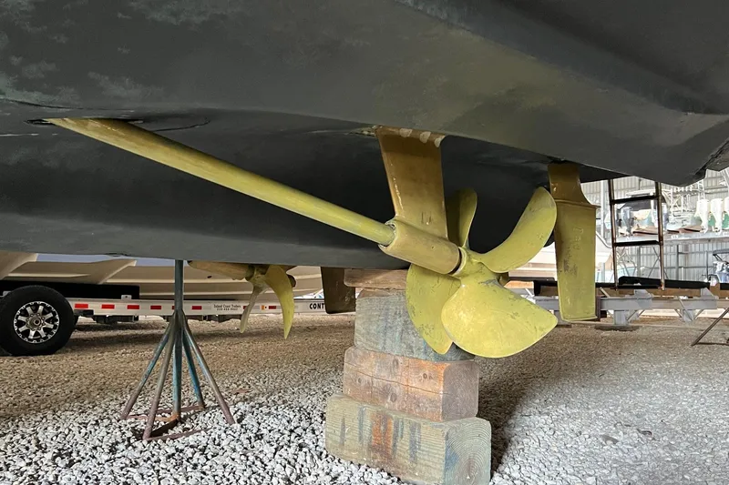 Slide: The Image of Propeller and shaft of 2017 Sea Ray Sundancer 400 on dry dock. - 24