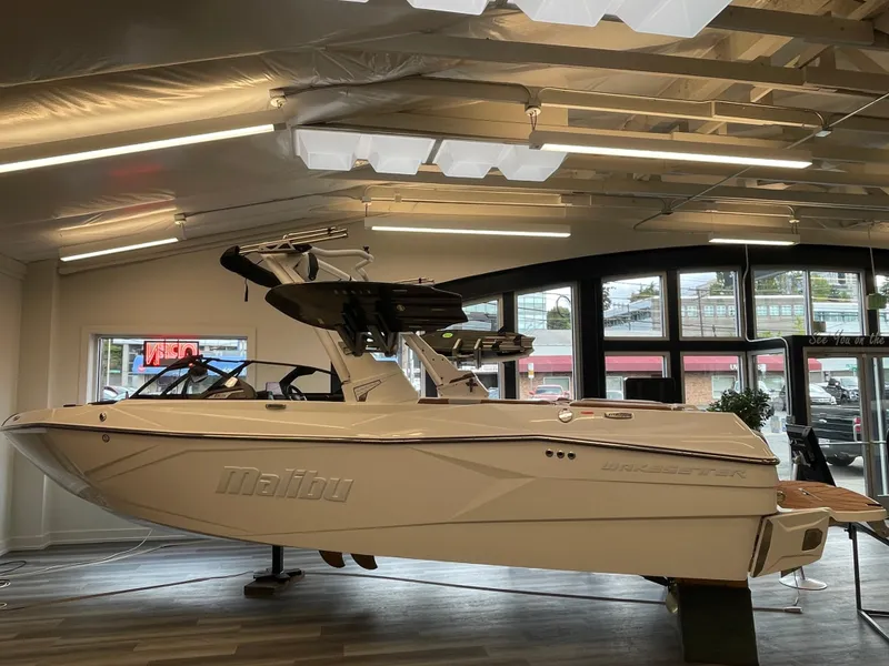 Slide: The Image of Malibu Wakesetter 23 LSV 2025 - 18