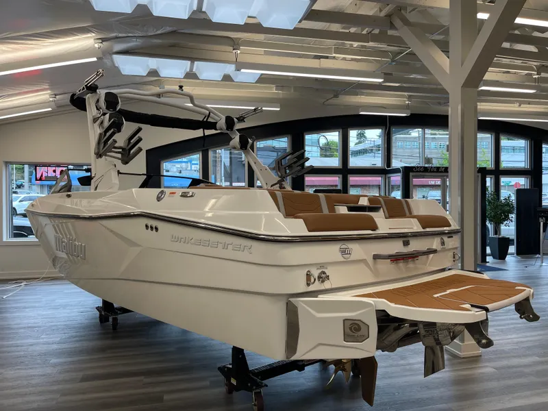 Slide: The Image of Malibu Wakesetter 23 LSV 2025 - 4