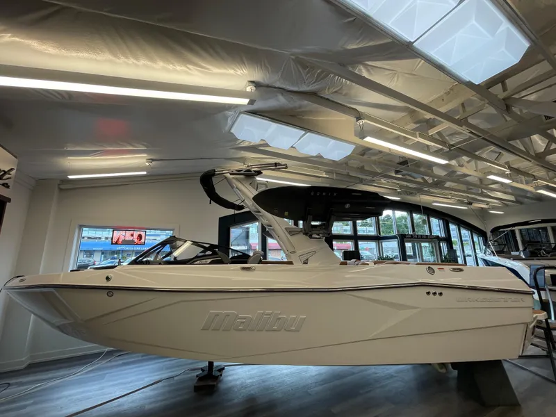 Slide: The Image of Malibu Wakesetter 23 LSV 2025 - 5