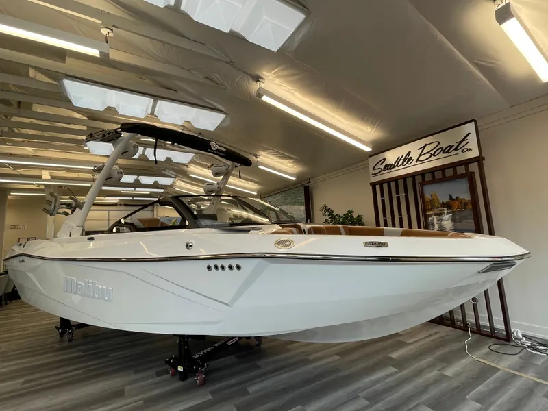 Slide: The Image of Malibu Wakesetter 23 LSV 2025 - 6