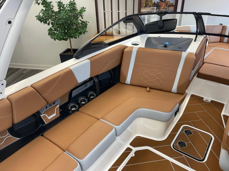 Slide: The Image of Malibu Wakesetter 23 LSV 2025 - 9