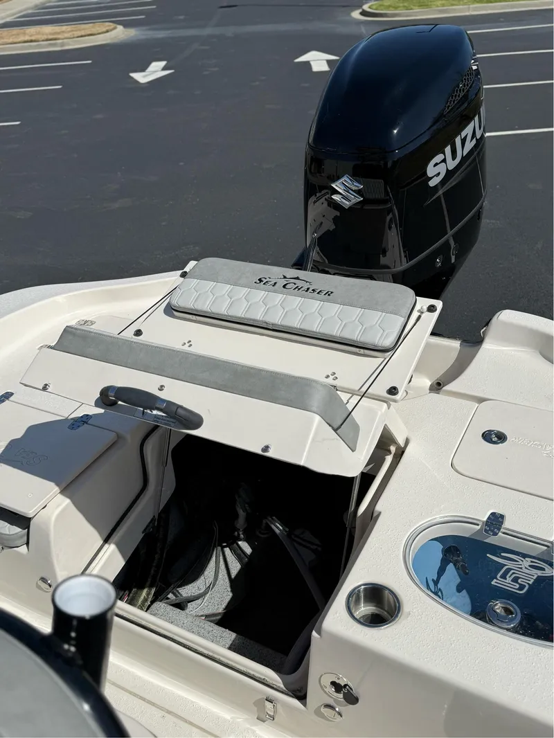 Slide: The Image of Sea Chaser 23 LX 2025 - 16