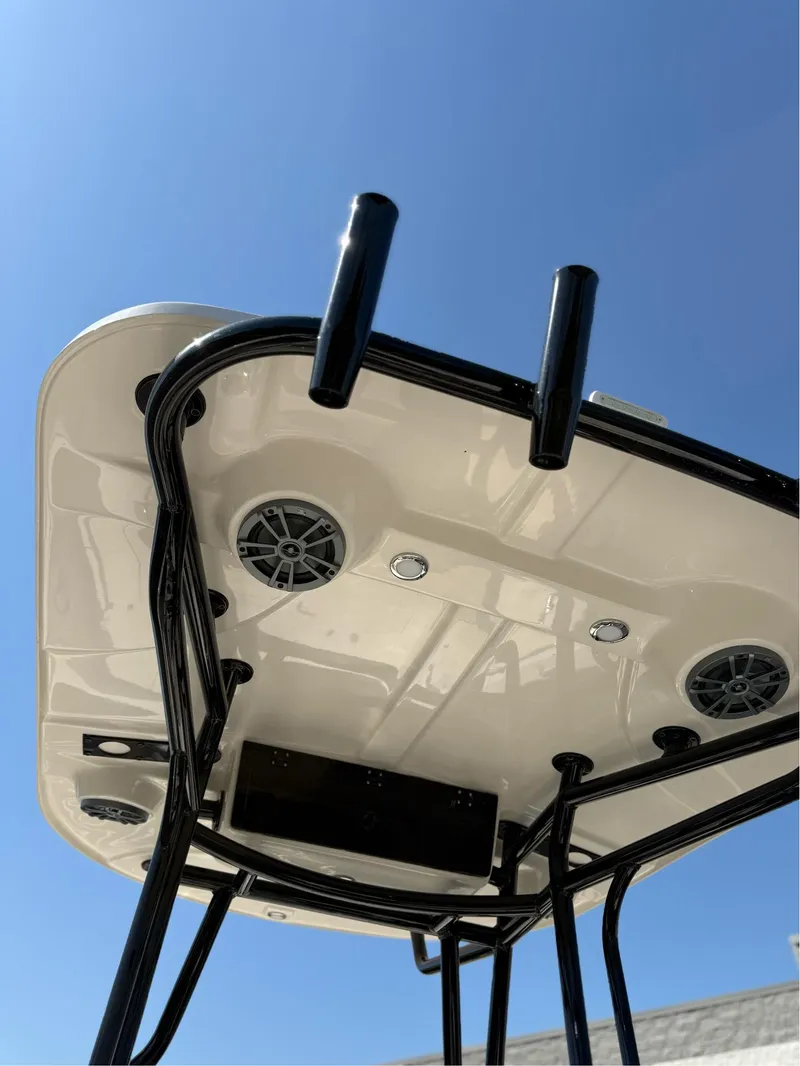 Slide: The Image of Sea Chaser 23 LX 2025 - 18