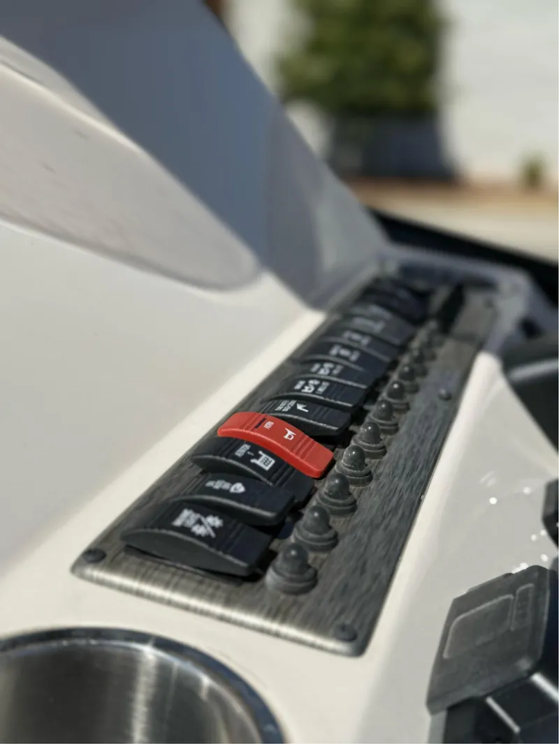 Slide: The Image of Sea Chaser 23 LX 2025 - 21