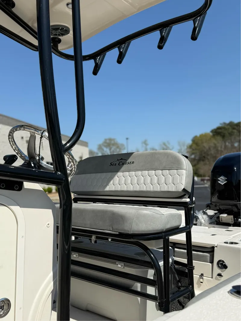 Slide: The Image of Sea Chaser 23 LX 2025 - 22