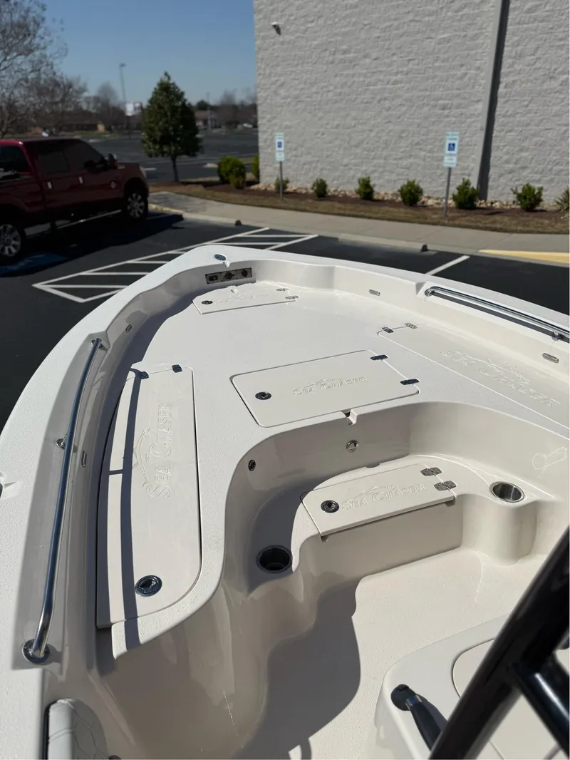 Slide: The Image of Sea Chaser 23 LX 2025 - 24