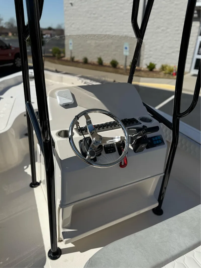 Slide: The Image of Sea Chaser 23 LX 2025 - 6