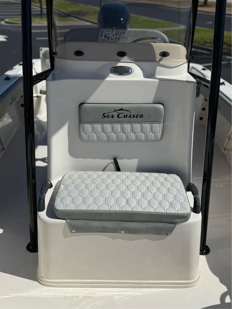 Slide: The Image of Sea Chaser 23 LX 2025 - 8