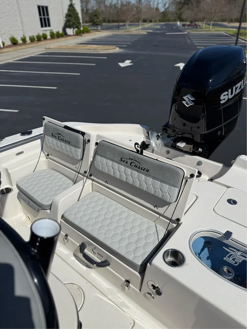 Slide: The Image of Sea Chaser 23 LX 2025 - 9