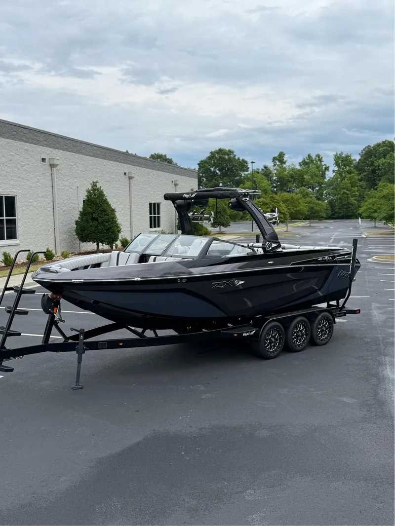 Slide: The Image of Tigé 25ZX 2022 - 1