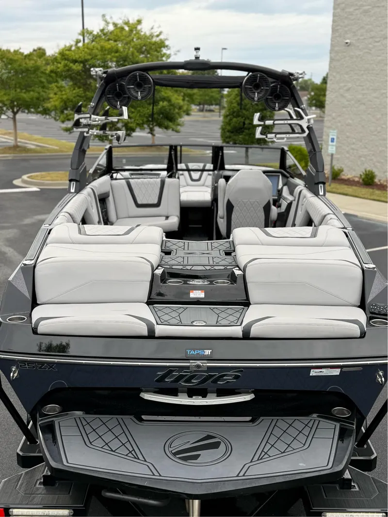 Slide: The Image of Tigé 25ZX 2022 - 12