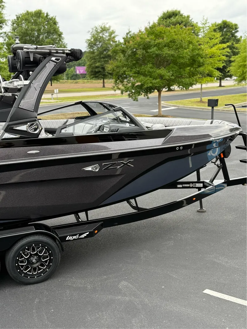 Slide: The Image of Tigé 25ZX 2022 - 17