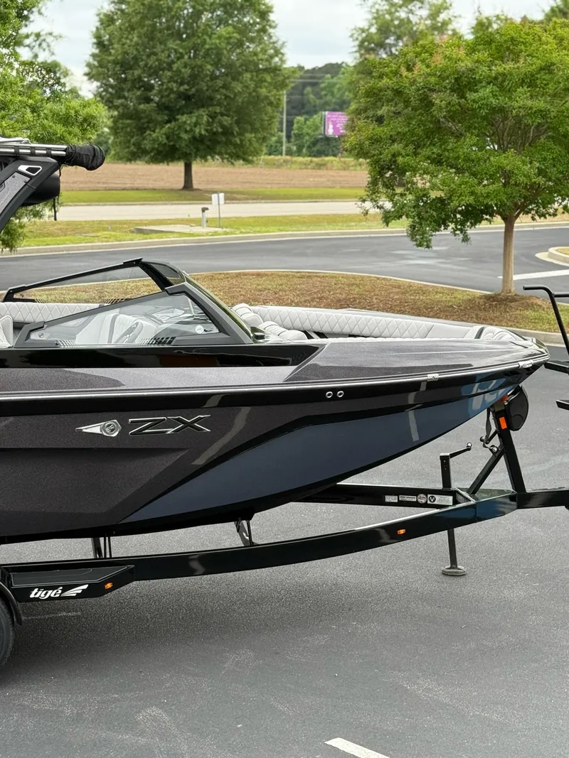 Slide: The Image of Tigé 25ZX 2022 - 19