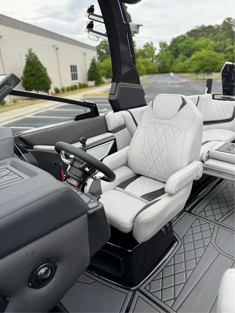 Slide: The Image of Tigé 25ZX 2022 - 33